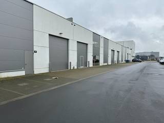 Dit magazijn van 300m² maakt deel uit van een groter geheel en staat te huur als onderverhuring.Het magazijn beschikt over een sectionale poort,...