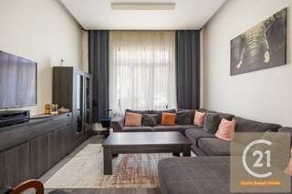 Herenhuis met 4 slaapkamers, ideaal gelegen op slechts 5 minuten lopen van het station en de winkels in het centrum.<br /><br />Vanaf het moment dat je binnenkomt, word je verleid door de warme sfeer van deze perfect onderhouden woning. De begane grond heeft een hal, een ruime woonkamer die ideaal is om familie en vrienden te ontvangen, een volledig uitgeruste keuken, een badkamer en een toilet. De zorgvuldige afwerking weerspiegelt regelmatig onderhoud van hoge kwaliteit.<br /><br />De eerste verdieping heeft twee mooie slaapkamers, allemaal ruim en badend in natuurlijk licht, ideaal voor een groot gezin of voor het opzetten van een kantoor aan huis. Een moderne, goed ingerichte badkamer zorgt voor optimaal dagelijks comfort.<br /><br />De tweede verdieping heeft ook twee prachtige slaapkamers.<br /><br />Een groot voordeel van dit huis is de uitstekende energieklasse (EPC - C), waardoor een gematigd verbruik en thermisch comfort het hele jaar door gegarandeerd zijn. Met efficiënte verwarming en goede isolatie is alles aanwezig om je energierekening te beperken.<br /><br />Het huis beschikt ook over een praktische kelder, ideaal voor opslag, wijnopslag of het opzetten van een werkplaats naar wens.<br />Dit huis ligt in een rustige, gewilde buurt met uitstekende vervoersverbindingen en biedt een aangename woonomgeving met alle voorzieningen op loopafstand: treinstation, winkels, scholen en diensten. Het is een echte favoriet bij gezinnen die op zoek zijn naar een rustige, centrale locatie zonder te hoeven klussen.<br /><br />Wacht niet langer en bezoek dit huis en onze website www.century21zaventem.be voor meer informatie.