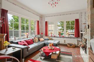 Ontdek deze halfopen bebouwing op een uitstekende ligging met heel wat troeven en mogelijkheden! <br /><br />Indeling:<br />Bij het betreden van de woning wordt je verwelkomd in de ruime inkomhal dat voorzien is van een gastentoilet. Verder kom je in de aparte keuken en de bijzonder lichtrijke leefruimte, waar grote raampartijen zorgen voor een aangenaam ruimtegevoel.<br /><br />Op de eerste verdieping bevinden zich twee ruime slaapkamers, de badkamer, een extra toilet en een praktische berging. De zolder biedt bovendien de mogelijkheid om, mits het plaatsen van een vaste trap, nog twee extra slaapkamers te creëren.<br /><br />Ook aan bergruimte geen gebrek: het kelderverdiep beschikt over een ruime inpandige garage en voldoende stockagemogelijkheden.<br /><br />Troeven in een notendop:<br />- Elektriciteit conform<br />- Mogelijkheid tot 4 slaapkamers<br />- Ruime inpandige garage<br />- Rustige en residentiële ligging<br />- Scholen en bushaltes in de omgeving<br /><br />De ligging is eveneens een pluspunt. Je woont in een rustige buurt, met scholen en openbaar vervoer in de omgeving. Bovendien bereik je de prachtige Plantentuin van Meise in ongeveer 5 minuten rijden. Ook winkels en belangrijke verbindingswegen zijn vlot bereikbaar.<br /><br />De woning beschikt over een EPC-klasse E waardoor een renovatieverplichting van toepassing is. Mits het plaatsen van isolatie op de zolder komen we meteen in een EPC-klasse D terecht. <br /><br />Hebt u interesse of wenst u een bezoek? Contacteer Kyan via 0470/35.32.06 of kyan@woonvast.be