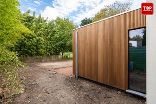 Deze halfopen bebouwing ligt op een rustige, groene locatie in tweede bouwlijn en werd in 2025 grondig vernieuwd.De Buitenschil is recent aangepakt:...