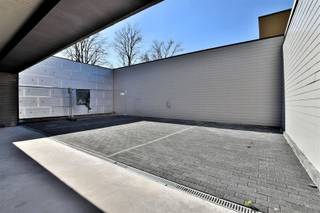 Autostaanplaats in veilige omgevingGelegen op een afgesloten koer, beschikbaar als openluchtstaanplaats of onder carport (+ € 10)Voor meer informatie...
