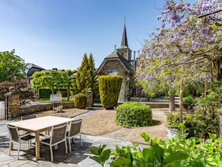 Immo By Julie stelt u met plezier deze charmante karaktervolle woning voor, gelegen in het hart van het rustige dorpje Bérismenil, op de hoogten van La Roche-en-Ardenne.
Een authentiek pand vol charme, met tal van mogelijkheden!
Deze prachtige eigendom bestaat uit een voormalig herenhuis dat zijn authentieke uitstraling volledig heeft behouden, met schitterende originele elementen, royale ruimtes en 5 slaapkamers.
Een garage en voormalige stallen vervolledigen het geheel en bieden een uitzonderlijk potentieel voor verdere inrichting, volledig naar uw wensen en plannen.
Alles is gelegen rond een aangename binnenplaats en een tuin, in een rustige, groene en typisch Ardense omgeving.
De troeven van deze eigendom:
- De charme en authenticiteit van weleer
- Royale ruimtes en talrijke inrichtingsmogelijkheden
- Een rustige leefomgeving, midden in de natuur
Een ideaal pand voor een groot gezin, een zelfstandige activiteit, een investering of een toeristisch project (gastenkamers of B&B).
Een zeldzame kans voor liefhebbers van authentieke gebouwen, waar karakter, levenskwaliteit en potentieel samenkomen!
Info en bezoeken: Immo By Julie – 0498/49.77.56