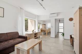 Een oase van licht, ruimte en comfort – wonen in het hart van Hooglede** Virtual Tour beschikbaar via de QR-code **Welkom in deze alleenstaande...