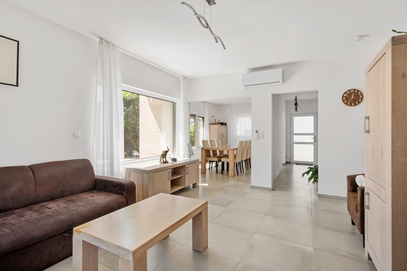 Gerenoveerde gezinswoning (°2024) met 4 slaapkamers, inpandige garage en zonnige tuin - foto 3