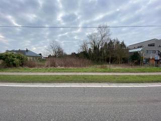 <p>Opp.: 1.440m²<br />Breedte: 35,08m<br />Oriëntatie: ZO<br /><br /><strong>Gelegen langsheen de gewestweg N14 ( Langestraat ) te Zandhoven met zeer ruime bouwvoorschriften.</strong><br /><strong>Geschikt voor de bouw van een open bebouwing als woonst in combinatie met kantoor, vrij beroep of dienstverlening.</strong><br /><br /><span>Bouwvoorschriften:<br /></span>Max. bebouwde opp.: 460m² (met een max. van 230m² als nevenfunctie - max. 50%)<br />Max. gevelbreedte: 23m<br />Max. bouwdiepte: 20m</p>
<p>Max. kroonlijsthoogte: 7m<br />Max. nokhoogte: 11,5m<br />Dakvorm: plat of schuin dak met een max. helling van 60°<br /><br />Bijgebouw: max. 43m²<br />In de voortuinstrook zijn bezoekersparkeerplaatsen toegelaten. <br /><br />Openbaar vervoer en winkels op wandelafstand. <br />Op enkele minuten van oprit E34 en oprit E313.<br /><br />Bouwvoorschriften te verkrijgen via mail.</p>