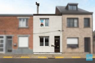 Te koop te Zele!<br />Mooi onderhouden gesloten bebouwing in het centrum.<br />deze woning biedt op het gelijkvloers een inkomhal, leefruimte, volledig geïnstalleerde keuken, berging/wasruimte en badkamer met ligbad.<br />Op de eerste verdieping kan u 2 mooie slaapkamers en een 2de badkamer met douche terugvinden.<br />De zolderruimte is omgebouwd naar een 3de slaapkamer.<br />Buiten kan u genieten van een mooie tuin met tuinhuis. <br />achteraan is een doorgang die leidt naar de straat zodanig dat u niet met de vuilnisbakken/fietsen door de woning moet. <br />Graag een bezoek? Vraag dan nu uw afspraak : 052 52 80 30 - info@goemanvastgoed.be