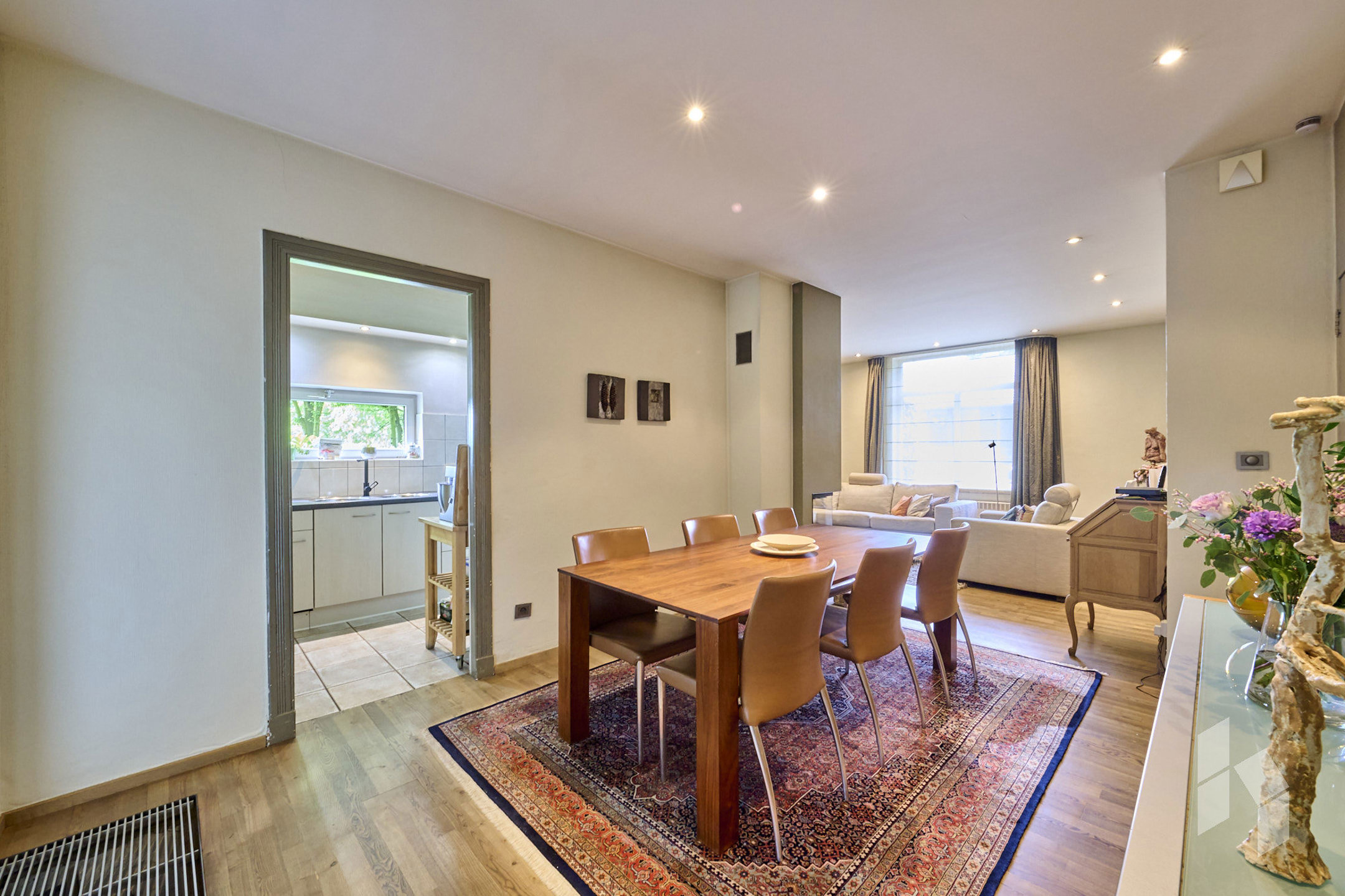 Centraal gelegen woning met 4 slpks op een perceel van 1010 m²! - foto 2