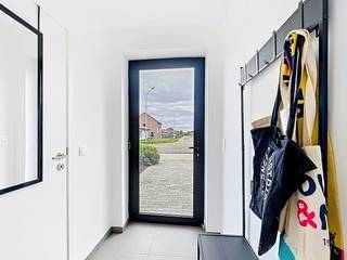 LIGGING:Dankzij de centrale ligging bereik je op wandelafstand makkelijk winkels en scholen. Geniet hier ook van alle vlotte verbindingen die Eeklo te bieden heeft. INDELING:Gelijkvloers: inkomhal met gastentoilet - open leefruimte - geïnstalleerde keuken (inductie(!)kookplaat, dampkap, vaatwas, oven, microgolf, frigo) - wasplaats/berging - tuin met tuinhuis.Eerste verdieping: badkamer (wastafel, spiegel, ruime inloopdouche), 3 slaapkamers, toilet.Tweede verdieping: afgewerkte zolderkamer.EXTRA INFO:De woning is beschikbaar vanaf 01-08-2026. In samenspraak met de vorige huurder kan dit eventueel ook vroeger.De verwarming is voorzien op basis van gas.Hier kan je genieten van een heel energiezuinige woning (EPC A) + de aanwezigheid van zonnepanelen wat interessant is voor de energiefactuur! De woning is volledig geschilderd. Via het terras en de tuin kan je genieten van aangename buitenmomenten. Op de oprit is er ruimte voorzien om je wagen te parkeren, alsook veel open parkeerplaats naast de woning. De zolderkamer valt vrij in te richten, veel mogelijkheden. Aanwezigheid van regenwater!BEZOEKAANVRAAG:Interesse om deze woning te bezoeken? Vraag dan zeker je bezoek aan via MijnHuurprofiel! Bekijk ook zeker de VR-tour die voorhanden is op de website van Dewaele!