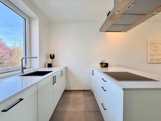 Dit moderne nieuwbouwappartement op de eerste verdieping combineert veel licht, een praktische indeling en een aangenaam terras. Het appartement is klaar bij akte, waardoor u meteen kunt genieten van het comfort van een nieuwe woonst zonder te wachten.<br />De ruime leefruimte met open keuken geniet dankzij het grote schuifraam van een aangename lichtinval en geeft rechtstreeks uit op het terras aan de achterzijde. Verder beschikt het appartement over een slaapkamer, badkamer en praktische berging/wasplaats.<br />Het appartement wordt energiezuinig uitgevoerd met zonnepanelen, warmtepomp, vloerverwarming, superisolerende beglazing en ventilatiesysteem en heeft een E-peil van 30. In de residentie zijn bovendien twee liften aanwezig.<br />De ligging in St-Andries is bijzonder praktisch, met winkels, scholen, openbaar vervoer en belangrijke invalswegen in de nabije omgeving. Ook het centrum van Brugge en het Tillegembos zijn vlot bereikbaar.<br />Aan de achterzijde van het gebouw bevinden zich 20 staanplaatsen. Elk appartement dient een staanplaats aan te kopen.<br />Tevens is er ook een fietsenstalling achteraan het gebouw. Daarnaast kan er ook een kelderberging aangekocht worden.<br /><br />Prijs appartement 1.01: €325.000 excl. kosten<br />Staanplaats: €20.000 excl. kosten<br />Kelderberging: €5.000 excl. kosten<br />Verkoop onder btw-stelsel.<br />Mogelijkheid tot 6% btw indien aan de voorwaarden wordt voldaan.<br /><br />Een modern nieuwbouwappartement met terras, energiezuinige technieken en een uitstekende ligging. Klaar bij akte.<br />