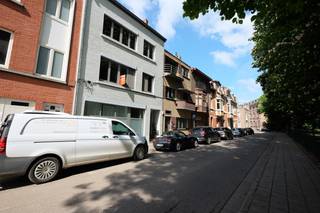 Aan de Sint-Trudostraat 31 vinden we dit verzorgde appartement terug, gelegen recht tegenover het stadspark van Sint-Truiden. Een groene omgeving, op wandelafstand van de Grote Markt, winkels en horeca.<br /><br />De leefruimte is ruim en lichtrijk, met een moderne open keuken en grote raampartijen die voor veel natuurlijke lichtinval zorgen. Aansluitend bevindt zich een ruim terras waar u in alle privacy van de avondzon geniet, een echte troef.<br />Het appartement telt twee slaapkamers, waarvan één momenteel als dressing is ingericht. De badkamer werd recent vernieuwd en voorzien van een stijlvolle inloopdouche. Een berging met pompbak en aansluitingen voor wasmachine en droogkast zorgt voor de nodige praktische comfort. De gasketel werd vernieuwd in 2025.<br /><br />Gemeenschappelijke onkosten: €50/maand.<br /><br />Interesse? Neem contact op voor een bezichtiging.