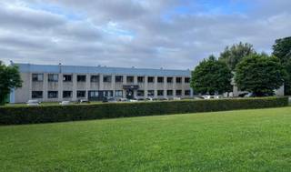 Magazijn 3450m² met 4 laadkades en ruime parking op Toplocatie in ZaventemVoorzieningen :Hoogte magazijn : 7mLaaddocks : 4Staalconstructie...