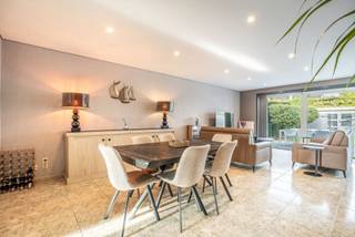 Deze aangename tweegevelwoning is gelegen in een rustige, doodlopende straat in Merchtem en combineert een rustige woonomgeving met een uitstekende bereikbaarheid. De woning bevindt zich bovendien op korte afstand van winkels, scholen, belangrijke verbindingswegen en het station van Merchtem.

Via de inkomhal, voorzien van een apart toilet, komt u binnen in de ruime en lichtrijke leefruimte. Dankzij de grote raampartijen geniet deze ruimte van een aangename natuurlijke lichtinval.

Op de eerste verdieping bevinden zich drie slaapkamers en een badkamer. Daarnaast beschikt de woning over een ruime zolder, die momenteel dienstdoet als bergruimte maar nog mogelijkheden biedt om naar eigen wens in te richten, bijvoorbeeld als extra slaapkamer, bureau of hobbyruimte.

Ook buiten biedt de woning de nodige parkeermogelijkheden. Zo beschikt ze over een garage met plaats voor één wagen en een ruime oprit met plaats voor twee auto's.

Een bijkomende troef is het gunstige EPC-label B, wat de woning energiezuinig maakt. Dankzij de combinatie van de rustige ligging, de aangename lichtinval, drie slaapkamers, de extra mogelijkheden van de zolder en de vlotte bereikbaarheid is deze woning een mooie opportuniteit voor wie op zoek is naar een comfortabele gezinswoning in Merchtem.