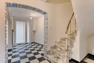 Volledig vernieuwde gezinswoning gelegen in het centrum van Tollembeek, nabij station, buurtwinkels, scholen. Op het gelijkvloers een ruime...