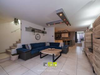 <span><strong>DUPLEX-APPARTEMENT MET VERANDA EN RUIM TERRAS TE EISDEN<br /><br />TROEVEN<br /></strong>- <span>Mooi en gezellig duplex-appartement gelegen in het commerciële centrum van Eisden.<br />- Ideaal gelegen dichtbij winkels, horecazaken, ... Alle belangrijke voorzieningen in de buurt.<br /></span>- 2 slaapkamers.<br /><span>- Veranda gelegen op de eerste verdieping.<br /></span>- Ruim terras.<br />- Privatieve inkomhal.<br />- EPC-label D: geen renovatieverplichting!<strong><br /></strong><strong><br />GELIJKVLOERS 00 <br /></strong>- Private inkomhal: trap naar de eerste verdieping <br /><br /><strong>VERDIEPING</strong> <strong>+01 (74,67 m²)</strong><br />- Woonkamer (5,50 m x 5,30 m = 29,15 m²): trap naar de tweede verdieping, tegelvloer.</span><br /><span>- Keuken (4,20 m x 5,30 m = 22,26 m²): keukenwand (onder- en bovenkasten, lades, oven, keramische kookplaat, dampkap, vaatwasser en spoelbak, ziteiland, tegelvloer.</span><br /><span>- Toilet (1,40 m x 0,90 m = 1,26 m²): zittoilet, spoelbakje, volledige wandbetegeling, tegelvloer.</span><br /><span>- Veranda (4,00 m x 5,50 m = 22,00 m²): laminaatvloer. </span><br /><br /><span><strong>VERDIEPING</strong> <strong>+02 (38,93 m²)</strong></span><br /><span>- Overloop (0,90 m x 2,15 m = 1,93 m²): tegelvloer.<br />- Badkamer (3,00 m x 3,00 m = 9,00 m²): ligbad, enkele lavabo met onderkast, onderkast en kolomkasten, volledige wandbetegeling, tegelvloer.<br />- Slaapkamer 1 (4,00 m x 4,20 m = 16,80 m²): inbouwkasten, velux dakraam, tegelvloer.<br />- Slaapkamer 2 (3,00 m x 3,20 m = 9,60 m²): inbouwkasten, velux dakraam, tegelvloer.<br />- CV ruimte (1,00 m x 1,60 m = 1,60 m²): aardgas verwarmingsketel, aansluiting wasmachine, tegelvloer.</span><br /><br /><span><strong>EXTERIEUR</strong></span><br /><span>- Terras gelegen op de eerste verdieping (9,00 m x 4,00 m = 36,00 m²).<span><br /></span><br />Bekijkt u deze advertentie via een aanverwante vastgoedsite, surf dan zeker naar onze website <strong>www.N78vastgoed.be</strong> voor een uitgebreide beschrijving en foto's. <strong>Meer info: +32 (0)89 86 18 88 of info@N78vastgoed.be.</strong></span>