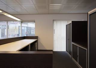 <p>Voor meer info of een bezoek, bel 053 59 49 32 - <strong>Centraal gelegen gelijkvloerse kantoorruimte</strong> in een verzorgd en goed onderhouden appartementsgebouw. Dit instapklare kantoor biedt een professionele en aangename werkomgeving en is uitgerust met: - Representatieve inkom met balie en comfortabele wachtplaats - Twee afzonderlijke kantoren voor individueel of discreet werk - Praktische vergaderzaal - Moderne keukenruimte - Sanitair gedeelte - Handige berging voor extra opslag Dankzij de centrale ligging en de verzorgde afwerking is dit kantoor ideaal voor wie op zoek is naar een kwalitatieve werkruimte op een vlot bereikbare locatie. De verkoop verloopt via de COVAST-procedure.</p>