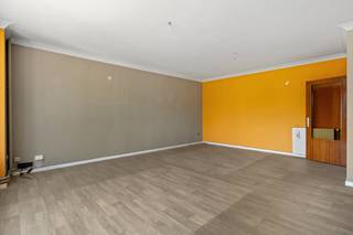 Op een gunstige en vlot bereikbare locatie bevindt zich dit aangename appartement van ca 80m2, gelegen op de eerste verdieping van een kleinschalig gebouw met lift. Dankzij de ruime leefruimtes, twee slaapkamers en het terras biedt dit appartement een aangename en praktische woonomgeving. <br />Via de inkomhal met vestiaire komt u in de ruime woonkamer van ca 35m2, ideaal voor het creëren van een gezellige zithoek en eetplaats. Dit appartement beschikt over 2 ruime slaapkamers van ca 16m2 en 10m2. Vanuit één van de slaapkamers heeft u rechtstreeks toegang tot het terras. <br />De badkamer van ca. 6 m2 is uitgerust met een ligbad met mogelijkheid tot douchen, een wastafel en toilet. <br /><br />Op het gelijkvloers bevindt zich een individuele garagebox, die verplicht is mee aan te kopen voor 22 000 €. Deze biedt een veilige parkeerplaats en extra bergruimte. <br /><br />Het appartement is gelegen in een gebouw uit 1970 en wordt verwarmd via collectieve centrale verwarming op gas. Er zijn gemeenschappelijke kosten verbonden aan het gebouw. <br />Het appartement beschikt over een energielabel D. <br /><br />De ligging nabij winkels, openbaar vervoer en dagelijkse voorzieningen maakt dit appartement bijzonder praktisch voor wie comfortabel en centraal wil wonen. <br />Maak snel je afspraak !