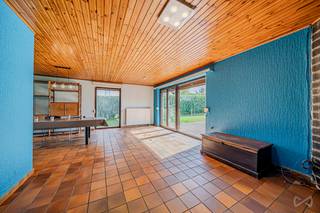 WE INVEST Sud-Luxembourg biedt u deze prachtige gelijkvloerse woning met 4 gevels aan, gelegen in een rustige woonstraat in het charmante...