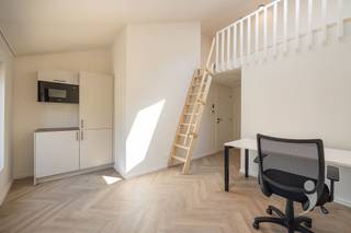 <p><span>Ontdek deze hedendaagse studentenkamer in een hoogwaardig renovatieproject, gelegen aan de Mechelsestraat 154, midden in het centrum van Leuven. Het gebouw werd volledig vernieuwd met oog voor duurzame materialen en voldoet aan alle moderne eisen op het vlak van comfort en energiezuinigheid.</span></p><p><span>De kamer bevindt zich op de 2de verdieping en is voorzien van een energiezuinige lucht warmtepomp, die zorgt voor aangename verwarming in de winter en verkoeling tijdens de zomermaanden. Ze wordt volledig gemeubeld aangeboden en beschikt over een hoogslaper (zonder matras). Daarnaast heeft de kamer een eigen badkamer met douche, lavabo en toilet.</span></p><p><span>Bewoners kunnen gebruikmaken van een volledig uitgeruste gemeenschappelijke keuken. Bovendien is er een ruim terras én een grote tuin, ideaal om te ontspannen of samen tijd door te brengen in een groene omgeving.</span></p><p><span>Dankzij de centrale ligging zijn campussen, winkels en horecazaken vlot te voet bereikbaar, wat deze kamer tot een ideale uitvalsbasis maakt voor studenten.</span></p><p><span>De gebruikte foto's zijn afkomstig van gelijkaardige projecten en dienen als indicatie van de afwerking en sfeer.</span></p><p><span> </span></p>