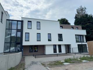 Dit gezellig gelijkvloers nieuwbouwappartement beschikt over een inkomhal met gastentoilet, een ruime woonkamer met zicht op de tuin, een...