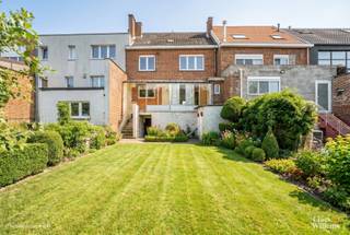 Gelegen in het centrum van Galmaarden, op wandelafstand van openbaar vervoer en winkels, vindt u deze verder te renoveren woning.
De woning beschikt over een ruime inkomhal, een lichtrijke woonkamer met eetplaats en open keuken, drie slaapkamers op de eerste verdieping (17,5 m², 17,5 m² en 9 m²) en een badkamer. De zolder is bereikbaar via een trektrap en biedt de mogelijkheid om ingericht te worden als extra slaapkamer.
Een extra troef is dat de woning volledig onderkelderd is, met onder meer een gedeeltelijke garage.
De muren zijn reeds gedeeltelijk geïsoleerd, er werd een nieuwe gascondensatieketel met hoog rendement geplaatst en de elektriciteitskast werd al vernieuwd.
Mis deze kans niet en maak van deze woning uw droomwoning!
De gegeven informatie en opgegeven oppervlaktes zijn louter indicatief en houden geen enkele juridische verbintenis in.