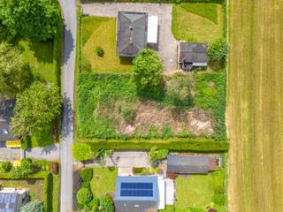 Op een rustige en groene locatie in Schilde bevindt zich dit mooie perceel recreatiegrond van maar liefst 820 m². Een ideale opportuniteit voor wie op zoek is naar een plek om te ontspannen en te genieten van de natuur, weg van de dagelijkse drukte.<br /><br />Het perceel is gelegen in recreatiegebied, waardoor permanente bewoning en het vestigen van een domicilie niet zijn toegestaan. Het biedt daarentegen wel de mogelijkheid om een eigen recreatieverblijf te realiseren, conform de geldende stedenbouwkundige voorschriften.<br /><br />Volgens de huidige bouwvoorschriften is een constructie mogelijk met een maximale vloeroppervlakte van 60 m², aangevuld met een overdekt terras van maximaal 20 m². De toegelaten bouwhoogtes bedragen maximaal 3,5 meter kroonlijsthoogte en maximaal 5 meter nokhoogte.<br /><br />Dankzij de ruime perceeloppervlakte en de groene omgeving vormt dit perceel een uitstekende kans voor wie een eigen vakantieverblijf, buitenverblijf of recreatieve uitvalsbasis wenst te creëren.<br /><br />Een unieke kans om te genieten van rust, ruimte en natuur in het mooie Schilde.<br /><br />Voor meer informatie of een bezoek ter plaatse, neem gerust contact met ons op: 03/568.03.03 of info@vastgoed03.be
