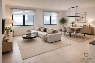 <p><span>Dit verzorgd appartement op de gelijkvloerse verdieping van een recent gebouw in Deurne biedt een praktische indeling en aangenaam wooncomfort.</span></p><h3><span>Indeling</span></h3><p><span>U komt binnen via de inkomhal met apart gastentoilet. Daarnaast is er een handige berging met aansluiting voor wasmachine en droogkast.</span></p><p><span>De woonkamer 30m² bevindt zich vooraan en geniet van veel natuurlijk lichtinval. Aansluitend is er een volledig geïnstalleerde open keuken voorzien van alle comfort.</span></p><p><span>Verder zijn er twee volwaardige slaapkamers (13.5 m² + 10 m²) en een badkamer (5m²) met lavabomeubel en bad / douche.</span></p><h3><span>Buitenruimte</span></h3><p><span>Achteraan beschikt het appartement over een Westgerichte tuin, waar u kan genieten van de namiddag- en avondzon.</span></p><h3><span>Extras</span></h3><ul><li><span>Ondergrondse autostaanplaats verplicht bij te huren aan €90 p/mnd.</span></li><li><span>Private berging</span></li><li><span>Lift in het gebouw</span></li><li><span>Provisie gemeenschappelijke kosten: 100/maand</span></li><li><span>Individuele meters voor water, gas en elektriciteit</span></li><li><span>Beschikbaar vanaf 1 Oktober 2026</span></li></ul><p><span>Een praktisch en goed onderhouden appartement op een vlotte locatie.</span></p><p><span>Bel of mail ons voor een bezichtiging.</span></p><p><span> </span></p>