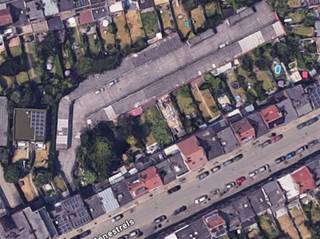 <p><span>Complex van 58  afgesloten garages, allemaal verhuurd.    </span></p><p><span> </span></p><p><span>In een rustige woonwijk van Anderlecht, vlakbij de Mettewie- en Machtenlaan, bieden wij u een lot van 58 zeer goed onderhouden en allemaal verhuurde boxen aan!</span></p><p><span> </span></p><p><span>Rustige ligging binnen een woonblok.</span></p><p><span>Weinig wisseling van huurders en geen leegstand.</span></p><p><span> </span></p><p><span>Huuropbrengst op aanvraag .</span></p><p><span> </span></p><p><span>Toegang vanaf de straat  geautomatiseerd via een telefoongroep. </span></p><p><span>Als de huurder niet betaalt, heeft hij geen toegang meer!</span></p><p><span> </span></p><p><span>Geen kosten voor mede-eigendom!</span></p><p><span> </span></p><p><span>Exploitatievergunning geldig tot 2035 en hernieuwbaar.</span></p><p><span>Elektrische installatie conform.</span></p><p><span>Geen bodemverontreiniging.</span></p><p><span> </span></p><p><span>Een zorgeloze investering waarmee u uw portefeuille kunt diversifiëren. Een kans voor investeerders!</span></p><p><span>We verkopen ook een ander complex van 29 garages in de buurt!</span></p><p><span> </span></p><p><span>Informatie en bezichtigingen op 078 48 47 00 of via info@ap-p.be.</span></p><p><span> </span></p>