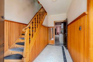 <p><span><strong>In een doodlopende straat op een gunstige locatie nabij het centrum van Herentals bevindt zich deze ruime halfopen woning op een perceel van 440 m². Met een bruikbare vloeroppervlakte van maar liefst 197 m², een garage, kelder en een diepe achtertuin biedt deze woning heel wat mogelijkheden voor wie op zoek is naar een woning die volledig naar eigen smaak kan worden gerenoveerd.</strong><br /><br /><strong>Ligging</strong>: Een rustige woonomgeving met een vlotte bereikbaarheid. Het centrum van Herentals, winkels, scholen, openbaar vervoer en belangrijke verbindingswegen bevinden zich op korte afstand. </span></p>
<p><span><strong>Beschrijving: </strong>Via de inkomhal met karaktervolle houten trap bereiken we de verschillende ruimtes op het gelijkvloers. De woning beschikt hier over een ruime leefruimte met veel natuurlijke lichtinval en een afzonderlijke keuken. Aansluitend bevinden zich de achterliggende ruimtes en de toegang tot de garage. De woning is bovendien gedeeltelijk onderkelderd en biedt hierdoor extra praktische bergruimte.</span></p>
<p><span>Op de verdieping bevinden zich drie </span><strong><span>ruime slaapkamers en een badkamer</span></strong><span>. Daarnaast biedt ook de zolderverdieping met vaste trap bijkomende mogelijkheden. Mits de nodige renovatie en inrichting kan de beschikbare oppervlakte optimaal worden benut en aangepast aan de noden van de nieuwe eigenaar.</span></p>
<p><span>Ook buiten beschikt deze woning over een belangrijke troef. Achter de woning bevindt zich een </span><strong><span>diepe en groene tuin</span></strong><span>, die vandaag eerder natuurlijk is aangelegd maar bijzonder veel mogelijkheden biedt om een aangename en private buitenruimte te creëren. De garage en ruime oprit zorgen bovendien voor voldoende parkeer- en bergruimte.</span></p>
<p><span>De woning dateert uit de jaren '60 en dient grondig gerenoveerd te worden. Hierdoor vormt ze een interessante basis voor kopers die op zoek zijn naar een woning met ruimte en potentieel en de afwerking volledig naar eigen hand willen zetten.</span></p>
<p><strong><span>Bijzonderheden:</span></strong><span> perceel 440 m² – bruikbare vloeroppervlakte volgens EPC 197 m² – halfopen bebouwing – garage – kelder – diepe tuin – EPC </span><strong><span>750 kWh/m²jaar (label F)</span></strong><span> – renovatieverplichting van toepassing – elektrische installatie niet conform – asbestattest: niet-asbestveilig – </span><strong><span>P-score A / G-score A</span></strong><span> – geen voorkooprecht – bodemattest zonder aanwijzingen voor bodemverontreiniging.</span></p>