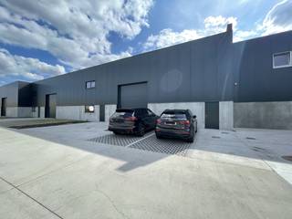 Deze recente KMO-unit van 369 m² is gelegen in het kwalitatieve bedrijvenpark “Gundilo Park” te Wondelgem, op een strategische locatie vlak naast de R4.<br />Dankzij de uitstekende bereikbaarheid is dit de ideale uitvalsbasis voor opslag, atelieractiviteiten of andere professionele doeleinden.<br /><br />De geïsoleerde bedrijfsunit is opgetrokken uit een staalstructuur met betonpanelen en beschikt over een vrije hoogte van circa 6 meter. Het magazijn is uitgerust met een sectionaalpoort van 4 m breed en 4,5 m hoog, een gepolierde betonvloer en een lichtstraat die zorgt voor een aangename natuurlijke lichtinval. Aan de voorzijde bevindt zich een kantoorruimte met raampartij, ideaal voor administratieve activiteiten of ontvangst van klanten.<br /><br />Bij de unit horen bovendien 2 privatieve parkeerplaatsen en een buitenruimte van circa 45 m², die kan worden gebruikt voor opslag of publiciteit.<br /><br />Troeven:
<ul>
	<li>Geschikt voor opslag, atelier of KMO-activiteiten;</li>
	<li>Onmiddellijk beschikbaar.</li>
	<li>Huurprijs exclusief btw, onroerende voorheffing, gemeenschappelijke en privatieve kosten.</li>
	<li>Gemeenschappelijke kosten: provisie van €100/maand exclusief btw.</li>
</ul>
<br />Een uitstekende opportuniteit voor ondernemers die op zoek zijn naar een moderne en vlot bereikbare bedrijfsruimte.