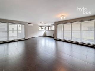 <p><span>Appartement lumineux et prêt à être emménagé dans un immeuble récent (2013), situé dans un lotissement semi-ouvert avec un emplacement central. L'appartement bénéficie d'une lumière agréable et dispose d'un espace de vie climatisé très spacieux.</span></p><p><span>La cuisine ouverte, entièrement équipée, est dotée de tous les appareils électroménagers et est reliée à un espace de rangement pratique. L'appartement comprend également deux chambres à coucher spacieuses, une salle de bains avec douche à l'italienne et lavabo simple, ainsi que des toilettes séparées.</span></p><p><span>A l'extérieur, vous bénéficierez de deux terrasses, idéales pour profiter du soleil à tout moment de la journée. Un garage est inclus.</span></p><p><span>L'appartement dispose d'un chauffage central au gaz naturel et d'un EPC favorable, ce qui contribue à une vie confortable et économe en énergie.</span></p><p><span> </span></p><p><span> </span></p>