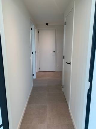 <p>Modern appartement in het centrum van Veurne, vlak bij het treinstation en dagelijkse voorzieningen.</p><p><br /></p><p>De lichtrijke woonkamer sluit mooi aan op de open keuken, wat zorgt voor een praktische en gezellige leefruimte. Met twee slaapkamers, een badkamer met douche, een private staanplaats en een kelder biedt dit appartement alle comfort voor wie centraal wil wonen nabij winkels, openbaar vervoer en het station.</p><p><br /></p><p>Belangrijkste ruimtes:<br />• Inkomhal met vlotte toegang tot de leefruimtes<br />• Lichtrijke woonkamer met aangename leefruimte<br />• Open keuken met praktische indeling<br />• Badkamer met inloopdouche<br />• 2 slaapkamers waarvan 1 kleinere <br />• Private staanplaats<br />• Kelderberging voor extra opslagruimte<br />* Mooie zonneterras</p><p><br /></p><p>Troeven:<br />• Recent gebouw uit 2022<br />• Energiezuinig appartement met EPC-label A<br />• Centrale ligging nabij station en voorzieningen</p><p><br /></p><p>GEEN HUISDIEREN</p><p><br /></p><p>Neem vandaag nog contact op met je ERA-makelaar voor een bezoek.</p><p><br /></p><p>AANMELDEN VIA ONZE ERA WEBSITE !</p><p><br /></p><p>JOUW DROOMAPPARTEMENT. ZO GEVONDEN!</p>