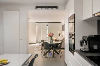 Bent u op zoek naar een instapklare woning met een stijlvolle afwerking en een uitstekende ligging? Dan is deze volledig gerenoveerde woning (2021) zeker een bezoek waard.<br /><br />De woning beschikt over conforme elektriciteit, dubbele beglazing en een gunstig EPC-label B. Op het gelijkvloers vindt u een inkomhal met praktische bureauruimte, een gezellige leefruimte en een volledig ingerichte kwaliteitskeuken. Dankzij de grote lichtkoepel geniet de keuken van een overvloed aan natuurlijk licht. Verder is er een apart gastentoilet.<br /><br />Op de eerste verdieping bevinden zich een slaapkamer, een moderne badkamer met inloopdouche, lavabo en toilet en de toegang tot het gezellige, zuidwestgerichte dakterras. De tweede verdieping is volledig ingericht als master bedroom met een prachtig ligbad en een extra toilet.<br /><br />De woning ligt op wandelafstand van het centrum van Aalst, het station, winkels en horeca. Parkeren kan in de straat en er is de mogelijkheid om een garage op wandelafstand te huren.<br /><br />Bent u op zoek naar een charmante, instapklare woning met karakter, comfort en een topligging? Aarzel dan niet en plan vandaag nog uw bezoek. Dit pareltje wacht op zijn nieuwe eigenaar!<br /><br />**Mis onze bezoekdag niet!** Schrijf u in via www.woonvast.be of contacteer Morgane via morgane@woonvast.be of 0498 60 61 75.