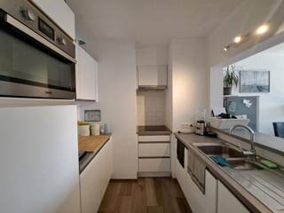 Charmant en gezellig appartement vlakbij het centum van Leuven. Indeling: inkomhal, woonkamer met open, geinstalleerde keuken, apart toilet, 1 slaapkamer met terrasje, badkamer met douche en lavabo, kelder en gemeenschappelijke fietsenstalling. Vlak naast het appartement is er ook de mogelijkheid om een parkingplaats te huren voor 85 euro/maand. Vlak over het appartement bevindt zich een wassalon. Huurprijs: 1150 euro/maand + 50 euro gemeenschappelijke kosten. Verbruik: 150 euro/maand provisie voor verwarming en water. Beschikbaar vanaf 01/05/2026. Meer info? claudia@immogve.be of 016/56.56.14