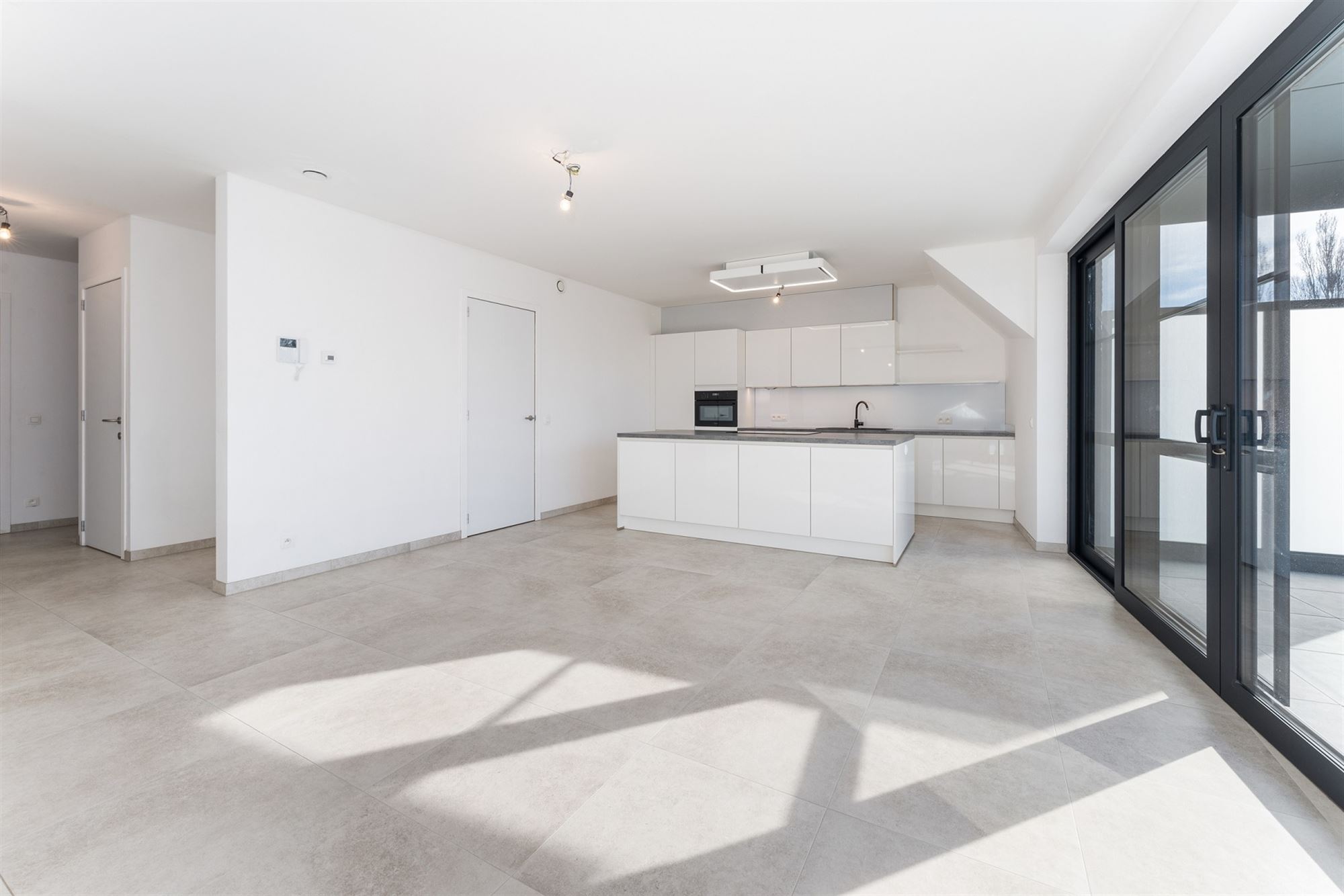 Ruim recent nieuwbouwappartement met terras aan de stadsrand - mog. tot huren van garagebox - foto 3