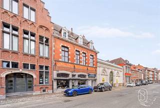 <p>Voormalig poststation uit de 18e eeuw, momenteel ingericht als winkelpand met woonruimte, ideaal gelegen vlak bij het station, de bushaltes, het stadscentrum en de hoofdwegen.</p><p>Het pand heeft een bebouwde oppervlakte van 537 m² en bestaat op de begane grond uit een entreeportaal dat tevens dienst doet als garage, een winkelruimte van 62 m² met een grote etalage aan de straatkant, een woonkamer, een keukenruimte, een toilet, een terras van +/- 60 m² en een werkplaats achteraan op het perceel, de voormalige stallen.</p><p>Op de verdiepingen: woonkamer, eetkamer, oude keuken, twee badkamers, drie slaapkamers, een inrichtbare ruimte en zolders/dakruimtes met veel potentieel.</p><p>Kenmerken: centrale verwarming op stookolie, boiler voor warm water, houten kozijnen met enkel glas, kadastrale oppervlakte van 3 are 27 centiare. Er zijn ingrijpende renovatiewerkzaamheden nodig.</p><p>Prijs vanaf 250.000 €</p><p>EPB: klasse E</p>