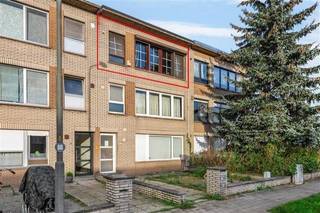 Dit verzorgde appartement op de tweede verdieping bevindt zich in een doodlopende straat, op een toplocatie nabij belangrijke invalswegen (E313,...