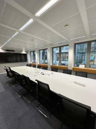 Les bureaux sont situés au coin de rue Belliard et rue du Commerce, en centre de quartier Leopold. Facilement accesible par transport public et en voiture. Les plateaux sont modulables et comprennent: air conditionné, double vitrage, revêtement de sol de haute qualité, finition en pierre naturelle et bois, possibilité d’installer 2 kitchinettes à chaque étage, terrasse, jardin et parkings dans l’immeuble. <br /><br />•     Des places de parking sont disponibles (2.300€/place/an)