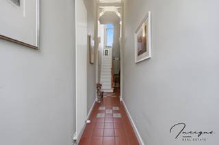 In het hart van Aarschot bevindt zich deze charmante en lichtrijke rijwoning, waar authenticiteit en comfort hand in hand gaan.<br />De woning werd zeer goed onderhouden en straalt karakter uit dankzij de mooie, <strong>authentieke elementen</strong> die zorgvuldig bewaard zijn gebleven. De <strong>grote raampartijen</strong> zorgen voor een aangename lichtinval doorheen de hele woning.<br /><br /><strong>Indeling:</strong>
<ul>
	<li>Ruime en gezellige leefruimte</li>
	<li>Functionele keuken</li>
	<li>3 slaapkamers</li>
	<li>Verzorgde badkamer</li>
</ul>
Buiten geniet u van een grote <strong>zuidgerichte stadstuin</strong>, ideaal om in alle rust te ontspannen en te genieten van zonnige dagen.<br />Een absolute troef is de bereikbaarheid achteraan: via de aanliggende straat heeft u toegang tot een garage en extra staanplaats, wat in het centrum een enorme meerwaarde is.<br /><br /><strong>Troeven van deze woning:</strong>

<ul>
	<li>Zuidgerichte stadstuin</li>
	<li>Lichtrijke woonkamer</li>
	<li>Mooie authentieke gevel</li>
	<li><strong>Garage</strong></li>
</ul>
Dankzij de <strong>centrale ligging</strong> bevinden winkels, scholen, openbaar vervoer en horeca zich op wandelafstand.<br />Bent u op zoek naar een instapklare woning met karakter en een zonnige tuin in het centrum van Aarschot? <br /><br />Interesse? Neem gerust contact op met Jochen +32 470 27 86 51 of jochen@incignorealestate.be voor meer informatie of een vrijblijvende bezichtiging.