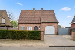 Deze bijzonder verzorgde en instapklare landelijke woning is rustig gelegen aan de rand van Putte en combineert charme met hedendaags comfort.<br /><br />Bij het betreden van de woning komt u in de inkomhal met gastentoilet. De ruime en lichtrijke living biedt een prachtig zicht op de tuin dankzij het grote dubbele raam achteraan.<br />Aansluitend bevindt zich een moderne, hedendaagse keuken met alle nodige comfort, evenals een praktische berging/bijkeuken en een inpandige garage.<br /><br />Op de eerste verdieping bevinden zich vier volwaardige slaapkamers. De recent gerenoveerde badkamer is stijlvol ingericht en voorzien van een inloopdouche, ligbad, lavabo en toilet. Daarnaast is deze verdieping uitgerust met airconditioning, wat zorgt voor extra comfort het hele jaar door.<br /><br />Verder beschikt de woning over een ruime bergzolder van meer dan 20 m².<br /><br />De woning is volledig vrijstaand en omgeven door een mooie, onderhoudsvriendelijke tuin. Buiten geniet u van twee overdekte terrassen en een handig tuinhuis, ideaal voor extra opslag of hobbyruimte.<br /><br />Een ideale gezinswoning voor wie op zoek is naar rust, ruimte en comfort, met een instapklaar karakter.<br /><br />Interesse? Bekijk nu alvast de foto's en virtuele toer op onze website www.dplusvastgoed.be<br /><br />Neem gerust contact op voor meer informatie of een bezoek ter plaatse.<br />Bel 0475 59 90 00 of mail yves@dplusvastgoed.be<br /> 