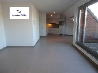 Recent en centraal gelegen appartement op de 3de verdieping met een prachtig zicht ! Ruime living met aansluitend groot terras met zicht over...