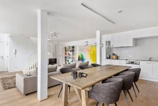 Dit ruime duplexappartement is uitstekend gelegen aan het Theaterplein, op wandelafstand van de gezellige Graanmarkt, tal van winkels, restaurants en het openbaar vervoer.<br /><br />Het appartement bevindt zich op de twee bovenste verdiepingen van het gebouw (3de en 4de verdieping) en geniet van een prachtig open zicht op het Theaterplein. Dankzij het zonnige terras en de vele raampartijen baadt het appartement in natuurlijk licht.<br /><br /><u><strong>Indeling – derde verdieping</strong></u><br /><br />Op deze verdieping bevindt zich de royale leefruimte met parketvloer en een open keuken. De keuken is volledig uitgerust met een vaatwasser, elektrische kookplaat, oven, spoelbak en een koelkast met vriesvak. Verder is er een gastentoilet en een ruime berging met aansluiting voor een wasmachine.<br /><br /><u><strong>Indeling – vierde verdieping</strong></u><br /><br />De bovenste verdieping omvat een eerste slaapkamer met ruime berging en een master bedroom. Beide slaapkamers delen een comfortabele badkamer met inloopdouche, dubbele wastafel, toilet en handdoekdroger.<br /><br />Daarnaast beschikt het appartement over een privatieve kelderberging op verdieping -1, bereikbaar met de lift.<br /><br />Individuele meters voor water, gas en elektriciteit.<br />Maandelijkse gemeenschappelijke kosten: €125,00.<br /><br />Een ruim, comfortabel en lichtrijk appartement op een absolute topligging — ideaal voor wie graag centraal woont en wil genieten van het bruisende stadsleven.<br /> 