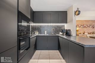 In de Sint-Jansstraat te Diest vind je dit instapklare duplexappartement op de eerste en tweede verdieping van een residentie uit het bouwjaar 2002.<br /><br />Dankzij de centrale ligging bereik je winkels, eetgelegenheden, scholen en het openbaar vervoer vlot te voet of met de fiets. Het appartement beschikt over een open leefruimte met zithoek en eetplaats, en directe toegang tot het overdekte terrasje. Aansluitend tref je de nieuw geïnstalleerde keuken aan.<br /><br />Via de trap in de woonkamer bereik je de nachthal op de tweede verdieping, waar zich een ruime slaapkamer onder het dak bevindt met een karakteristiek afgeronde raampartij. De badkamer is ingericht met een hoekbad, een dubbele wastafel en een dakraam dat zorgt voor natuurlijk daglicht. In het ondergrondse complex beschik je over een privatieve autostaanplaats met een eigen laadpaal en een afgesloten privatieve kelderberging.<br /><br />Op het vlak van energiezuinigheid is de woonst uitgerust met een condenserende gasketel uit 2022 en aircotoestellen in zowel de leefruimte als de slaapkamer om te koelen en te verwarmen, waardoor je het hele jaar door een aangenaam binnenklimaat behoudt. Dit appartement heeft een EPC B waardoor er geen renovatieplicht geldt.<br /><br /><u><strong>INDELING</strong></u><br /><strong>Gelijkvloers: </strong>Gemeenschappelijke inkomhal en traphal.<br /><strong>1ste verdieping:</strong> Inkomhal, toilet, woonkamer met eetplaats, open keuken, balkon, wasberging.<br /><strong>2de verdieping:</strong> Nachthal, 2 slaapkamers, badkamer met ligbad en dubbele wastafel, toilet. <br /><strong>Kelder:</strong> Privatieve ondergrondse autostaanplaats, privatieve kelderberging.<br /><br />Ervaar zelf de vele voordelen van deze woning tijdens een persoonlijke rondleiding.<br />Maak vandaag nog je afspraak.<br />Mail naar info@immopersyn.be of bel 013 444 008.