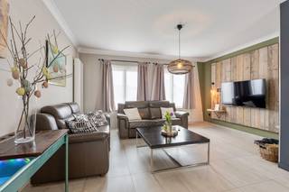 Op zoek naar een gezellige en praktisch ingedeelde woning op een rustige, maar toch centrale locatie? Dan is deze charmante gezinswoning...