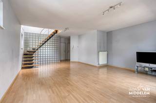<strong>Immo Van Middelem verkoopt dit instapklare en zeer goed onderhouden duplexappartement (bouwjaar 2001), rustig gelegen aan de rand van Erembodegem. Het appartement heeft een bewoonbare oppervlakte van ca. 137 m² en beschikt over 3 slaapkamers, een aangenaam terras, een garage en een praktische berging.</strong><br /><br />De indeling is als volgt (1e VERDIEPING):<br />- inkomhal met vestiaire, woonkamer, keuken, berging, WC.<br />- DUPLEX-verdieping: nachthal, WC, 3 slaapkamers, badkamer (douche en ligbad).<br />- Losstaande garage<br />- Losstaande berging<br /><br />Gemeenschappelijke lasten: ± 81€/maand (onderhoud haag + gebouw).<br />Individuele tellers. Condenserende ketel op gas.<br />EPC: 158 kWh/m².jaar (UC: 0003912821).<br />Vrij bij akte.