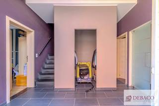 Goed gelegen en charmante woning met aparte garage:Bestaande op het gelijkvloers uit inkomhal met vestiaire en aparte toilet, bureauruimte,...
