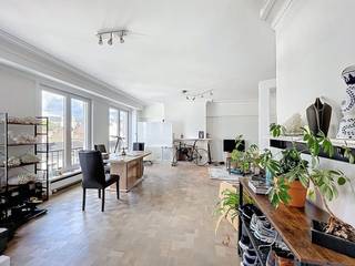 Dit prachtige appartement ligt in het hart van Gent, op een steenworp van de Kouter.Volledig gerenoveerd in 2018, waarbij gekozen werd voor kwalitatieve materialen en een hoogwaardige afwerking – met oog voor detail en comfort.Vanuit de lichtrijke leefruimte geniet je van een uniek uitzicht op de iconische Sint-Baafskathedraal. Wonen met zicht op Gent op z’n mooist!Indeling:inkomhal - woonkamer - geïnstalleerde keuken - berging - toilet - slaapkamer 1 - aparte douche - slaapkamer 2 - slaapkamer 3 - badkamer De gemeenschappelijke kosten bedragen 195,00 EUR en dienen voor het onderhoud van de gemeenschappelijke delen alsook een voorschot op het privatief verbruik van water en verwarming.Beschikbaar vanaf 01/12/2025.