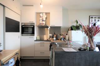 <span>Dit leuk en gezellig </span><strong>2 slaapkamer appartement</strong><span> biedt alle comfort. Met een ligging </span><strong>nabij Gent Zuid</strong><span>, in de nabijheid van fietsroutes die een makkelijke verbinding bieden naar de binnenstad en een makkelijke toegang naar de autosnelweg of de R40 is de perfecte uitvalsbasis voor wie in Gent wil wonen.</span><br /><br /><span>De</span><strong><span> </span>leefruimte</strong><span> met </span><strong>open geïnstalleerde keuken</strong><span> biedt via het grote schuifraam toegang tot het leuke </span><strong>terras</strong><span>. De keuken is voorzien van een vitrokeramische kookplaat, een dampkap, een hete luchtoven, een inbouwkoelkast en een vaatwasmachine. </span><span>Achter de keuken ligt de berging, </span><span>waar</span><span> plaats </span><span>is</span><span> voor een wasmachine en droogkast.</span><br /><br /><span>De </span><strong>badkamer</strong><span> is ingericht met een hangmeubel met dubbele wastafel met daarboven een spiegelkast, een bad met daarin een douche met thermostatische mengkraan en glazen wand.</span><br /><br /><span>De</span><strong><span> </span>lichtrijke grote slaapkamer</strong><span> biedt voldoende ruimte voor een dubbel bed en een kleerkast. </span><br /><br /><span>De </span><strong>tweede slaapkamer</strong><span> is kleiner en biedt plaats voor een eenpersoonsbed of bureau met kast en heeft ook een klein terras.<br /><br /></span><strong>Domicilie verplicht</strong><span>.</span><br /><span></span><span></span><strong>Huurprijs : 1.050 Euro per maand</strong><br /><span>Huurwaarborg : 3 maanden huur</span><br /><strong>Gemeenschappelijke lasten : 85 Euro forfait per maand</strong><br /><span>Er zijn individuele tellers voor water, gas en electriciteit.</span><br /><span>Mobiscore : 9,5/10</span><br /><span></span><strong>Beschikbaar vanaf 01/10/2026</strong><br /><span>Bezoeken enkel na afspraak.</span><br /><strong><br />Een bezoek plannen? Dit kan enkel via onze website www.stellarimmo.be/te-huur. Ga naar het pand en klik op de Een bezoek aanvragen knop onder de foto van de makelaar</strong><span>.</span><br /><br /><strong>Verdere info via martine@stellarimmo.be</strong>