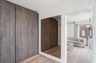 Deze ruime open bebouwing is ideaal gelegen in een residentiële buurt in het centrum van Eernegem en bevindt zich op een perceel van 519 m² met een zonnige tuin rondom de woning. Met een bewoonbare oppervlakte van maar liefst 213 m² biedt deze woning uitzonderlijk veel ruimte.<br />Bij het betreden van de woning komt u in een verzorgde inkomhal die toegang geeft tot de lichtrijke leefruimte met gezellige gashaard en aansluitende open bar. De volledig uitgeruste keuken met kwalitatieve toestellen sluit naadloos aan op de ruime veranda, waar u het hele jaar door kan genieten.<br />De woning beschikt over 2 slaapkamers met mogelijkheid tot een derde kamer, een ingerichte badkamer, een praktische wasplaats en een ruime garage met elektrische poort. Daarnaast is er een aparte hobby- of praktijkruimte met eigen toilet, ideaal voor zelfstandige activiteiten of als extra leefruimte.<br />Buiten geniet u van een mooi aangelegde, zuidgerichte tuin met terras, zonneluifel en meerdere tuinbergingen, perfect om in alle rust te ontspannen. De oprit met carport en laadpaal zorgt voor extra comfort.<br /><br />De vermelde prijs is een richtprijs. Elk bod, hoger of lager, wordt voorgelegd aan de eigenaar, die zich het recht voorbehoudt om dit te aanvaarden of te weigeren.<br /><br />Dankzij de 16 zonnepanelen, degelijke isolatie en een EPC-label B is deze woning bovendien energiezuinig, zonder renovatieverplichting. <br />Kortom, een instapklare en veelzijdige woning op een topligging.<br />EPC: 176 kWh/m² (Vg, Wg, Gmo, Gvkr, Gvv) Ref. OU28127
