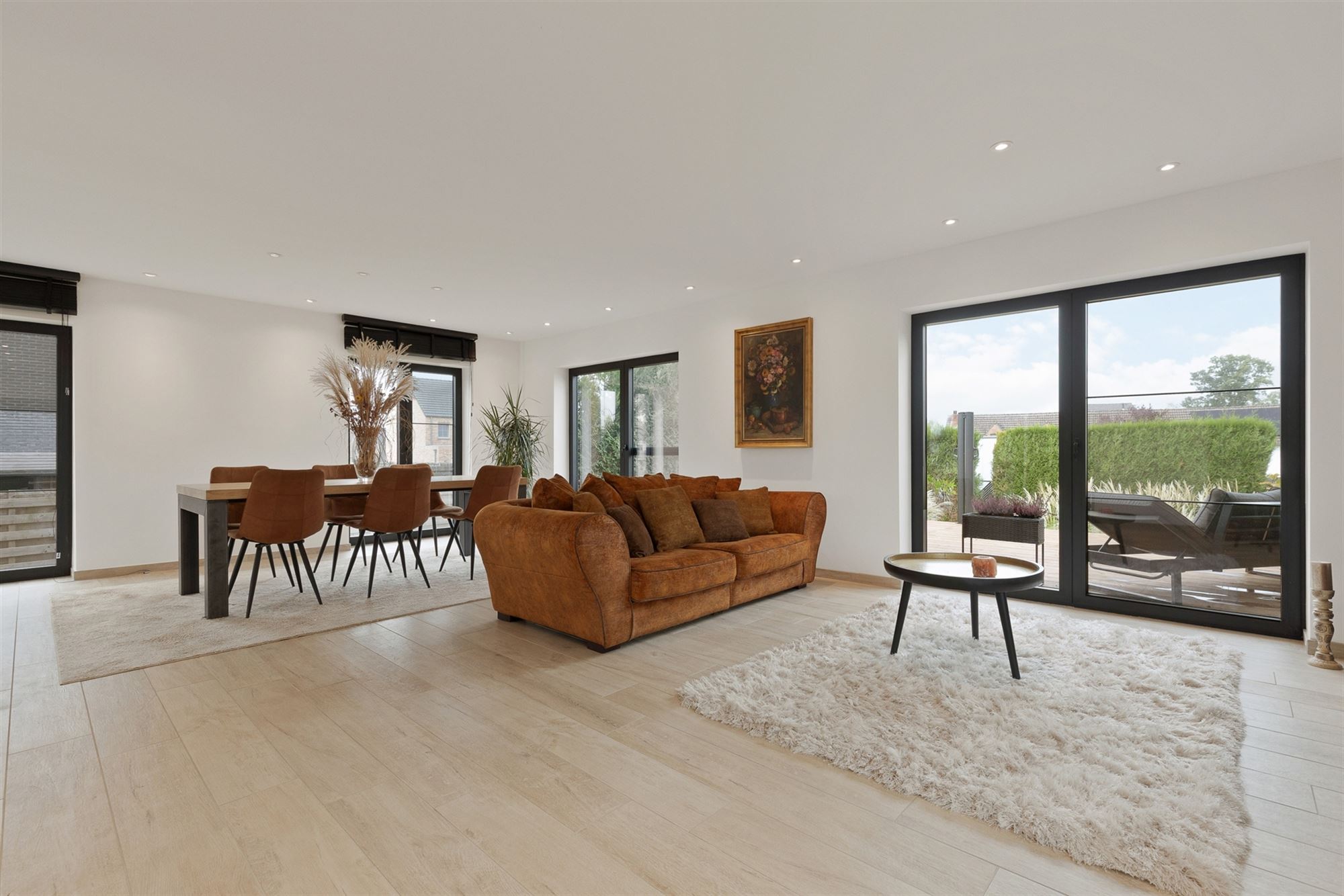 UITERST KNAP GERENOVEERDE WONING MET 3 SLAAPKAMERS GELEGEN OP EEN ZONNIG GEORIËNTEERD PERCEEL TE PAAL - foto 4