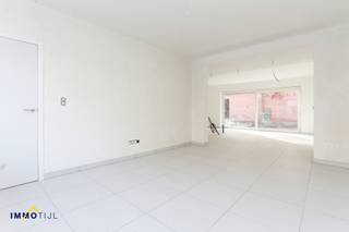 Knappe gerenoveerde gezinswoning met 3 slaapkamers op rustige locatie!Deze volledig gerenoveerde, quasi nieuwbouwwoning kan u vinden in de St...